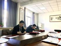 必一运动领导为获奖员工写喜报